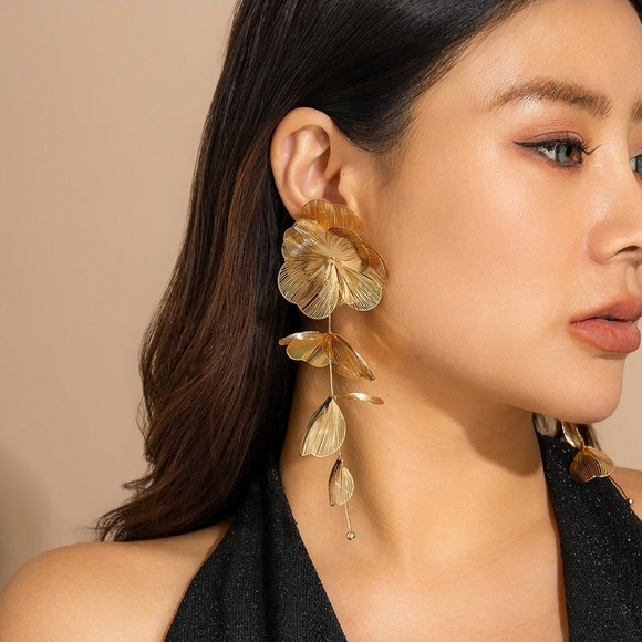 🔹️Natasha  Couture 🔹️Elegant Gold Floral Drop Cascading Earrings - Picture 2 of 6